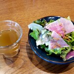 山本のハンバーグ - 野菜ジュースとサラダ