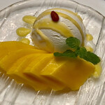 中国料理 桃花林 - 杏仁アイスクリーム、マンゴー添え
      胡麻付き揚げ菓子