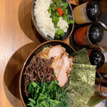 輝道家 - 野菜もたくさん、緑と茶色の完全食。