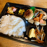 Yakitori Miki - 新作：和風弁当(¥500)
                        夜の焼鳥屋さんの人気メニューであるバクダンつくねと筑前煮をメインにしている。柔らかく煮上がった野菜や蒟蒻と軟骨入りで食べ応えのあるつくねの食感のコントラストが楽しい。