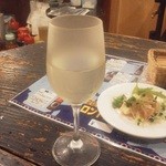 角打ちBarオリーブ - 日本酒はグラスで。地酒の「万作」をいただきました。