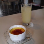 ヒヤシンスカフェ - クリームブリュレとグレープフルーツジュース