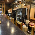 田五作 - カウンター席の後ろに冷蔵庫