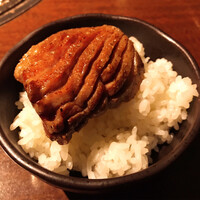 炭火焼肉 ふちおか - タン塩オンザライス 激ウマの図