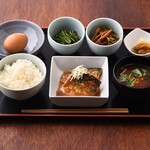 Oyakodon Gottsu Tabenahare - 鯖の味噌煮と卵かけごはん定食
