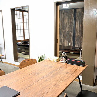 洋風なテーブル席、和風の座敷