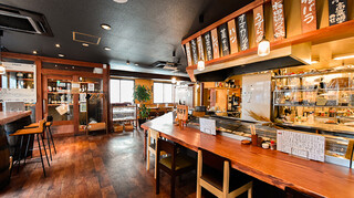 Robata Hachiku Ltu - 広々とした空間のオープンキッチン