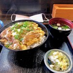 吉ひろ - カツ丼はお吸い物と漬物付きです