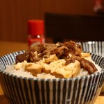 肉豆冨とレモンサワー 大衆食堂 安べゑ - 肉豆腐 黒オンザライス