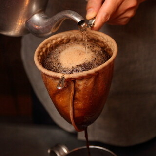 じっくり乾燥熟成させた豆を自家焙煎しネルドリップいたします