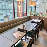 Asian Dining & Bar SITA - 窓側ソファー席