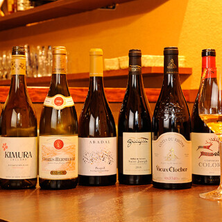世界中から厳選したワインはリーズナブルな金額でご提供