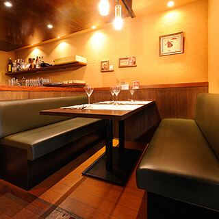 シックで落ち着いた雰囲気の大人の空間。優雅なランチタイムも◎