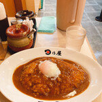 日乃屋カレー - 日乃屋カレー・温玉・並、730円。