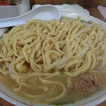 ラーメン二郎 - この後徐々にスープを吸っていく麺