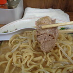 ラーメン二郎 - 天地返しをすると豚もほぐれます