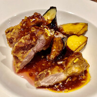 開化亭 - 豚肉肩ロースの四川チリソースかけ〜付け合わせには、サツマイモと南瓜、椎茸。四川チリソースの餡掛けが風味を増して、恐るべき美味さに仕上がっている。