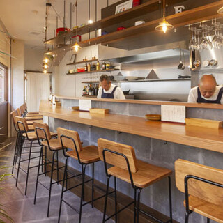 カウンターでゆったりと過ごす、大切な人との楽しいひと時。