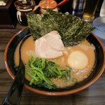 横浜家系らーめん 武術家 - デフォルトラーメン税込み680円(味玉は顔パスサービス)