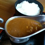 キッチンわびすけ - ソースポットに入ったカレーとごはん