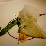 より道：アオリイカのポワレと泡立てたココナッツ香るジュ＆ライム、アスパラガスをさっと火入れ、甲殻類のカラメルとアニス風落花生、香菜の葉