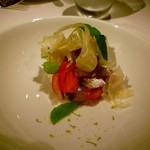 レフェルヴェソンス - 牧場：西と東が～真鯵と北海道新十津川町のトマトをクリュで、フェンネルと夏の草花