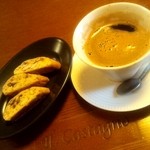 オステリア・イル・カスターニョ - エスプレッソ トリプル!?と無花果のビスコッティ