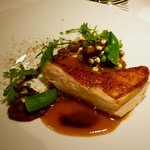 レフェルヴェソンス - 牧場：石黒さんのほろほろ鶏ロティとそのジュ、小豆のピュレ、発芽豆、スナップインゲン、胡椒草、マラガのレーズン