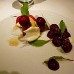 レフェルヴェソンス - 牧場：木の下で～アメリカンチェリーとアカシアの花のアイスクリーム、ビーツ、フロマージュブラン、オレンジのムラング＆チップ