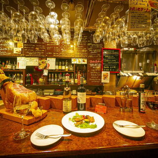 A hidden Italian Cuisine bar in Higashi-Shinsaibashi with a slightly more adult atmosphere.