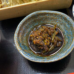 Shiraito Udon Yasuji - 唐辛子の醤油漬けで辛味を演出。