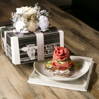 大切な記念日をお祝いする“肉ケーキ”