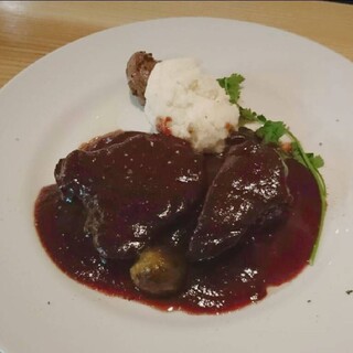 [Various menu] The creamy and rich Cow tongue stew in red wine is a must-try!