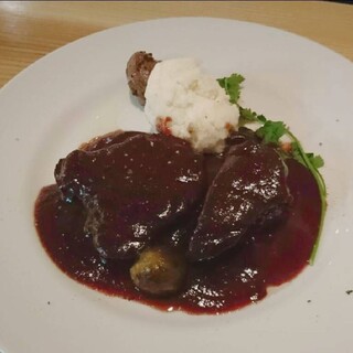 【多彩なメニュー】トロトロ濃厚な牛タン赤ワイン煮込みは必食！