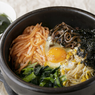 ランチタイムはお得に提供♪「石焼きビビンバ」がおすすめ◎