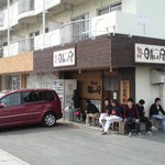 晴レル屋 - 県外ナンバーも停まっています