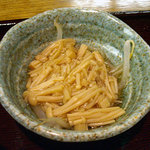 Inaniwa - 「牡蠣うどん」のなめ茸とモヤシの小鉢