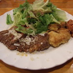 ビストロせん本亭 - 雫石牛ステーキ（サーロイン）と杜仲茶豚カツレツの盛り合わせ