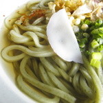 大島家 - 手前の緑がわかめ、奥の白い麺がつゆむらさき