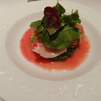 カランドリエ - 豚の生ハムとトマトやレンズ豆など野菜がいっぱいの前菜。トマトの効いた