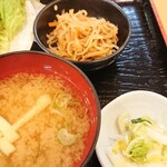 簸川 溜池山王店 - 味噌汁、小鉢切り干し大根煮、白菜漬け