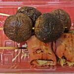 焼鳥 源兵衛 - シイタケ　しめじベーコン