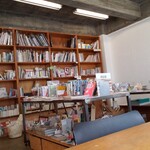 Calo Bookshop & Cafe - 