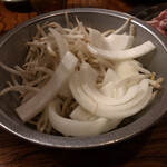 Hitsuji No Koya - 野菜はもやしと玉ねぎ