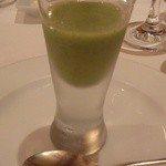 ラ ブラスリー - 2012.7　アミューズ　澄んだトマトのガスパチョ　大葉の香り