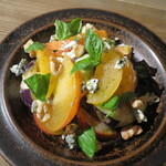 三本木商店 - すももと水茄子とフルムダンベールのサラダ