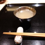 にい留 - 北寄貝のスープ：水から1時間かけてゆっくり昇温し、80℃で10時間かけて撮られたスープ。味わいはクリアーでほんのり甘い。