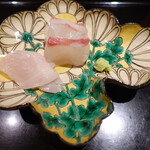 にい留 - 地物の鯛と答志島の鰆のお造り：鯛は約3.0Kgの物をねかした3日目の物、鰆は5日目。