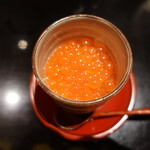 にい留 - 茶碗蒸しにいくら：いくらは当日漬けたものを使い、茶わん蒸しのトロトロの食感と合わせてある。