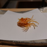 にい留 - 海老の頭：ふたつ目はお好きなようにと言われるが軽くレモンか塩がお勧め
